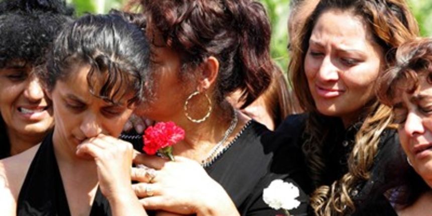 Romska obitelj oplakuje ubijenu Mariju Balogh (Foto: Tportal.hr) Romska obitelj oplakuje ubijenu Mariju Balogh (Foto: Tportal.hr)