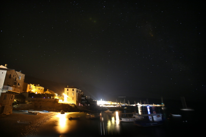 Vis 210812.
Otok Vis jedan je od najudaljenijih hrvatskih otoka koji broji nesto manje od 3 i pol tisuce stanovnika.No u vrijeme turisticke sezone otok postaje omiljena destinacija turistima od kojih je tradicionalno u kolovozu najvise Talijana.Vis ima bo