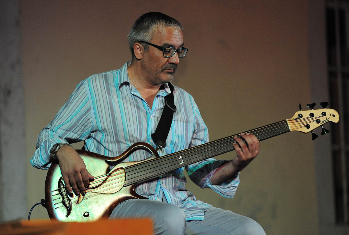 Zadar, 26.07.2013. snimio: Nenad Marčev
bossa nova
CATIA WERNECK QUARTET (BRA-FR)
CATIA WERNECK – vocal
VINCENT BIDAL – piano
LUKMIL PEREZ HERRERA – drums
RENATO ŠVORINIĆ – bass giuitar
Dvorište Providurove palače Zadar, 26.07.2013. snimio: Nenad Marčev
bossa nova
CATIA WERNECK QUARTET (BRA-FR)
CATIA WERNECK – vocal
VINCENT BIDAL – piano
LUKMIL PEREZ HERRERA – drums
RENATO ŠVORINIĆ – bass giuitar
Dvorište Providurove palače