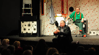 Zadar, 4.12.2012. snimio: Nenad Marčev
Zagrebačko gradsko kazalište Komedija
Paul Pörtner
Čisto ludilo
redateljica: Nina Kleflin
igraju: Vid Balog, Nina Kaić Madić,
Igor Mešin, Damir Lončar, Saša Buneta,
Jasna Palić Picukarić
Velika dv Zadar, 4.12.2012. snimio: Nenad Marčev
Zagrebačko gradsko kazalište Komedija
Paul Pörtner
Čisto ludilo
redateljica: Nina Kleflin
igraju: Vid Balog, Nina Kaić Madić,
Igor Mešin, Damir Lončar, Saša Buneta,
Jasna Palić Picukarić
Velika dv