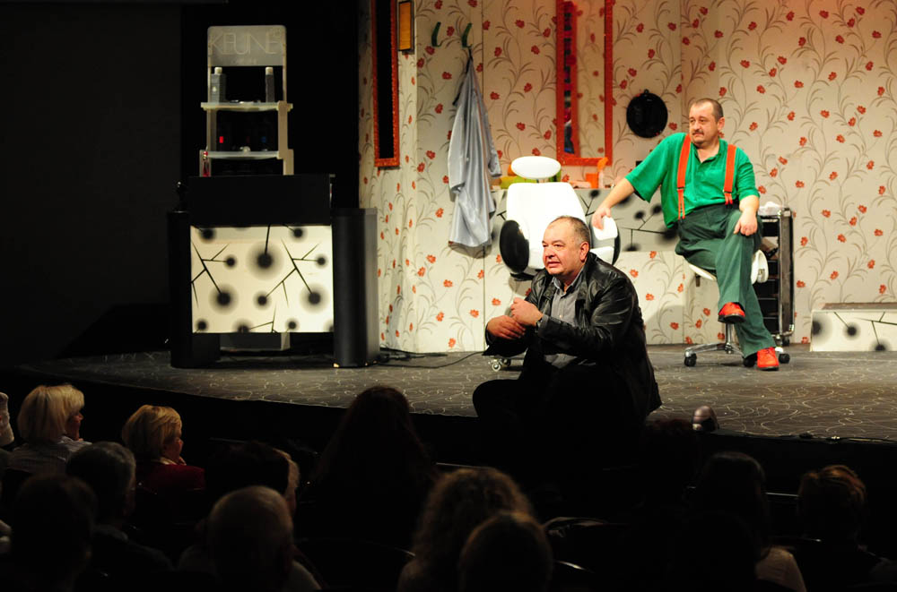 Zadar, 4.12.2012. snimio: Nenad Marčev
Zagrebačko gradsko kazalište Komedija
Paul Pörtner
Čisto ludilo
redateljica: Nina Kleflin
igraju: Vid Balog, Nina Kaić Madić,
Igor Mešin, Damir Lončar, Saša Buneta,
Jasna Palić Picukarić
Velika dv Zadar, 4.12.2012. snimio: Nenad Marčev
Zagrebačko gradsko kazalište Komedija
Paul Pörtner
Čisto ludilo
redateljica: Nina Kleflin
igraju: Vid Balog, Nina Kaić Madić,
Igor Mešin, Damir Lončar, Saša Buneta,
Jasna Palić Picukarić
Velika dv