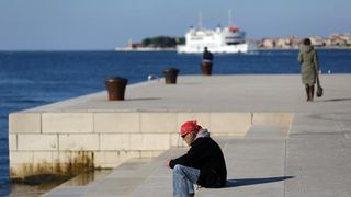 Prohladan, ali iznimno lijep i sunčan dan građani Zadra su iskoristili za šetnju prekrasnom rivom.  Photo: Filip Brala/PIXSELL