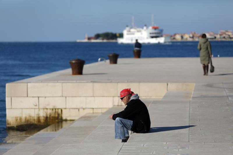 Prohladan, ali iznimno lijep i sunčan dan građani Zadra su iskoristili za šetnju prekrasnom rivom.  Photo: Filip Brala/PIXSELL