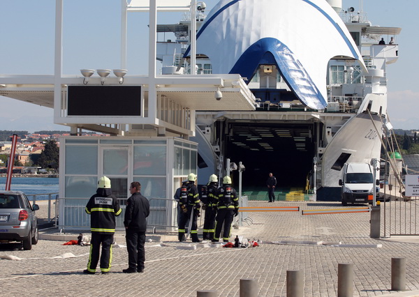 Zadar, 180411.
Vjezba uklanjanja eksplozivne naprave sa putnickog broda Zadar u kojoj su sudjelovale interventne sluzbe (hitna pomoc, policija, vatrogasaci, lucke kapetanija i drugi)
Na slici: detalj sa vjezbe.
Foto: Vladimir Ivanov / CROPIX Zadar, 180411.
Vjezba uklanjanja eksplozivne naprave sa putnickog broda Zadar u kojoj su sudjelovale interventne sluzbe (hitna pomoc, policija, vatrogasaci, lucke kapetanija i drugi)
Na slici: detalj sa vjezbe.
Foto: Vladimir Ivanov / CROPIX