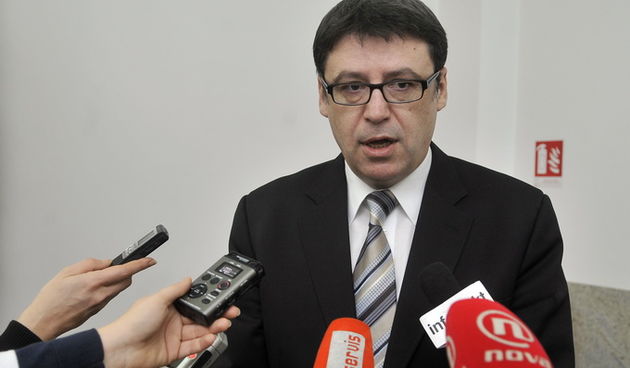 Zagreb, 281112.
Ministar Znanosti i obrazovanja Zeljko Jovanovic ponovio je pred novinarima stav Ministarstva glede sutrasnjeg strajka u skolama. Jovanovic uvazava pravo sindikata na strajk, no izrazava zaljenje zbog nepostizanja dogovora sa sindikatima s