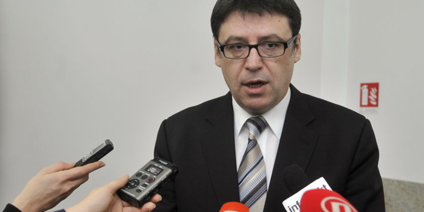 Zagreb, 281112.
Ministar Znanosti i obrazovanja Zeljko Jovanovic ponovio je pred novinarima stav Ministarstva glede sutrasnjeg strajka u skolama. Jovanovic uvazava pravo sindikata na strajk, no izrazava zaljenje zbog nepostizanja dogovora sa sindikatima s Zagreb, 281112.
Ministar Znanosti i obrazovanja Zeljko Jovanovic ponovio je pred novinarima stav Ministarstva glede sutrasnjeg strajka u skolama. Jovanovic uvazava pravo sindikata na strajk, no izrazava zaljenje zbog nepostizanja dogovora sa sindikatima s