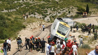 Rudine, 240709.
Nagibni vlak koji se kretao na relaciji Zagreb- Split iskocio je danas u 12. 08 sati iz tracnica u mjestu Rudine, izmedju kolodvora Labin Dalmatinski i Kastel Stari. Ozlijedjeno je vise desetaka ljudi, a nesluzbeno se doznaje da ima i pogi