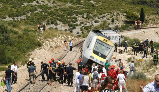 Rudine, 240709.
Nagibni vlak koji se kretao na relaciji Zagreb- Split iskocio je danas u 12. 08 sati iz tracnica u mjestu Rudine, izmedju kolodvora Labin Dalmatinski i Kastel Stari. Ozlijedjeno je vise desetaka ljudi, a nesluzbeno se doznaje da ima i pogi