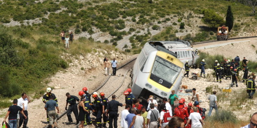 Rudine, 240709.
Nagibni vlak koji se kretao na relaciji Zagreb- Split iskocio je danas u 12. 08 sati iz tracnica u mjestu Rudine, izmedju kolodvora Labin Dalmatinski i Kastel Stari. Ozlijedjeno je vise desetaka ljudi, a nesluzbeno se doznaje da ima i pogi