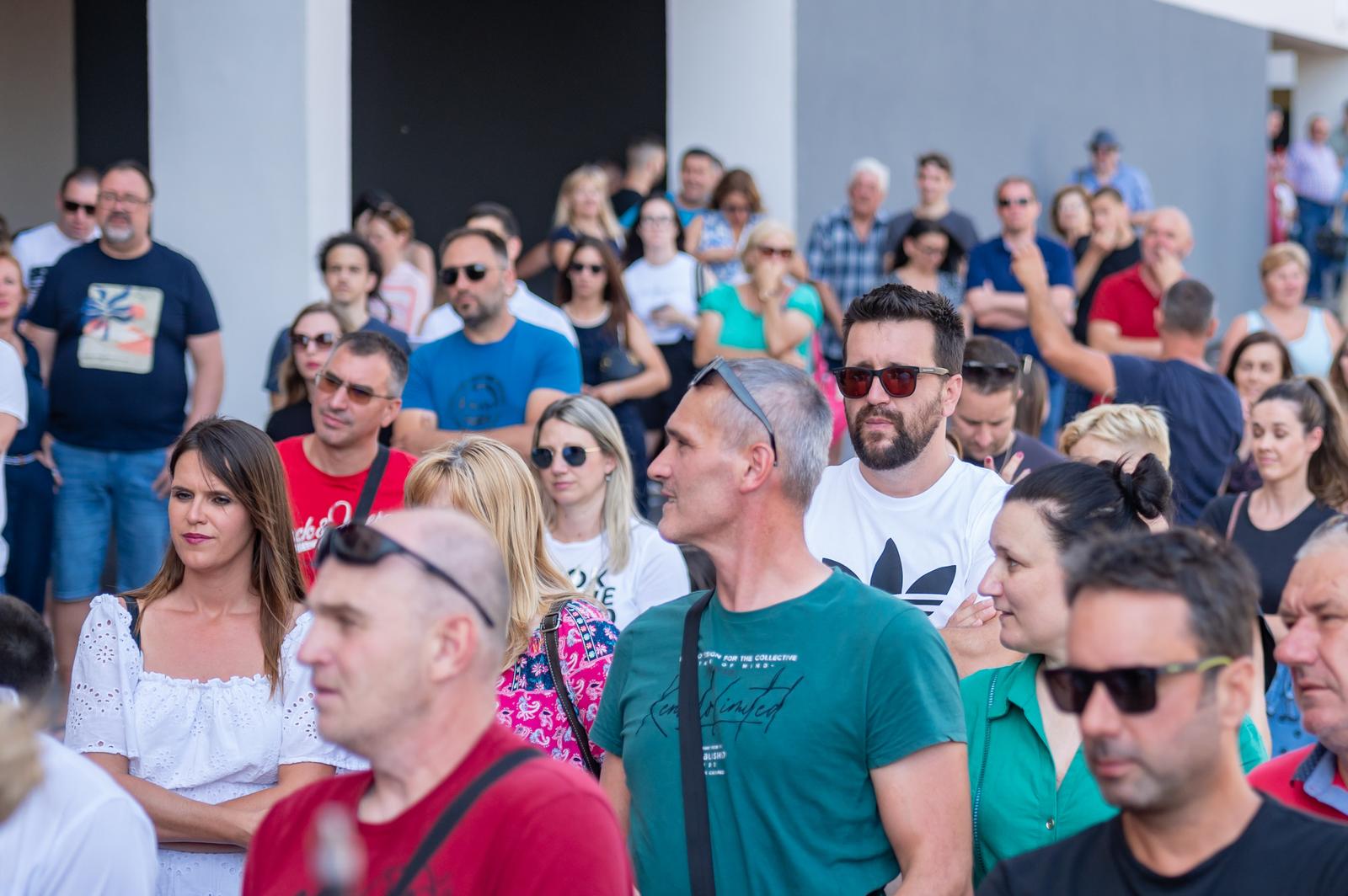 Premijer Plenković sudjelovao na svečanosti primopredaje ključeva POS-ovih stanova Premijer Plenković sudjelovao na svečanosti primopredaje ključeva POS-ovih stanova