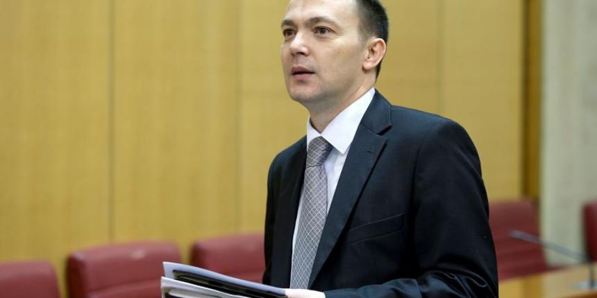 28.02.2014., Zagreb – Raspravom o izmjenama i dopunama zakona o sustavu drzavne uprave nastavljena je sjednica Sabora RH. Photo: Patrik Macek/PIXSELL Autor Patrik Macek/PIXSELL Ključne riječi Arsen Bauk 28.02.2014., Zagreb – Raspravom o izmjenama i dopunama zakona o sustavu drzavne uprave nastavljena je sjednica Sabora RH. Photo: Patrik Macek/PIXSELL Autor Patrik Macek/PIXSELL Ključne riječi Arsen Bauk