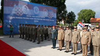 Vukovar, 250610.
U povodu Dana drzavnosti Republike Hrvatske obiljezen  zavrsetak skolovanja polaznika vojnih skola za potrebe Oruzanih snaga. Na fotografiji postrojeni polaznici vojnih skola.
Foto: Damir Glibusic / CROPIX