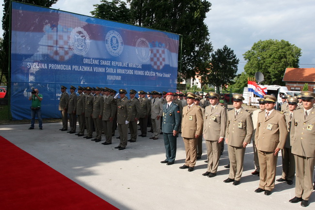 Vukovar, 250610.
U povodu Dana drzavnosti Republike Hrvatske obiljezen  zavrsetak skolovanja polaznika vojnih skola za potrebe Oruzanih snaga. Na fotografiji postrojeni polaznici vojnih skola.
Foto: Damir Glibusic / CROPIX