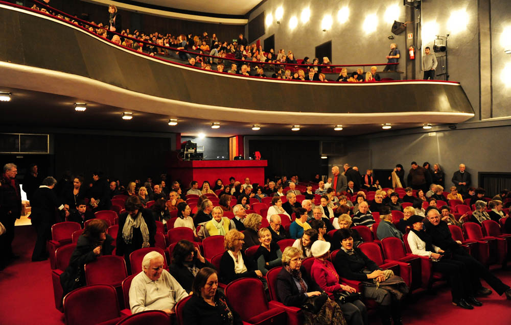Zadar, 28.01.2013. snimio: Nenad Marčev 
HNK Šibenik 
Drama 
Bertolt Brecht: 
Pir malograđana 
redatelj: Dražen Ferenčina 
igraju: Žarko Potočnjak, Janko Popović – Volarić 
Helena Minić , Robert Ugrina, Vinko Štefanac 
Oriana Kunčić, Franka