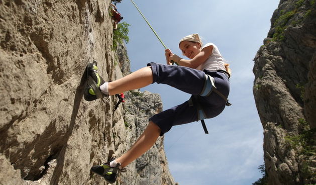 Zadar, 010510.
Na praznik rada u Nacionalnom parku Paklenica tradicionalno se okupljaju penjaci i izletnici koji su i ove godine bili u velikom broju. Takodjer se odrzalo medjunarodno natjecanje u brzom penjanju Big wall speed climbing u muskoj i zenskoj