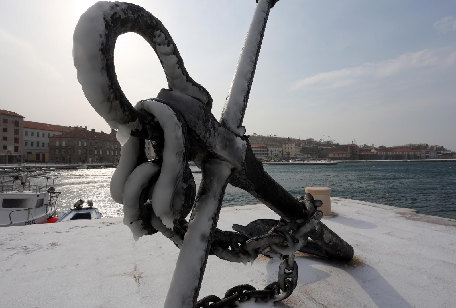 Zaleđeno more i čudesne ledene skulpture na senjskoj rivi