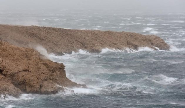 Razanac – Na zadarskom podrucju puse orkanska bura. U prekidu je promet preko Paskog mosta kao i dionica autoceste A1 od sv.Roka do Posedarja. Photo: Dino Stanin/PIXSELL Autor  Dino Stanin/PIXSELL Ključne riječi  promet, valovi, vrijeme, vjetar, bura, Pag