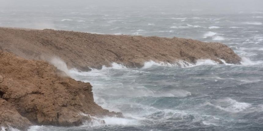 Razanac – Na zadarskom podrucju puse orkanska bura. U prekidu je promet preko Paskog mosta kao i dionica autoceste A1 od sv.Roka do Posedarja. Photo: Dino Stanin/PIXSELL Autor  Dino Stanin/PIXSELL Ključne riječi  promet, valovi, vrijeme, vjetar, bura, Pag