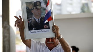 Zadar, 230911.
Hrvatski branitelji danas su krenuli prema Haagu, gdje ce u subotu odrzati mirni prosvjed kako bi uputili poruku Europi i svijetu. Pod motom Pravda je izgubila ravnotezu. Zadarski branitelji krenuli su s autobusnog kolodvora u Zadru u 8 sat