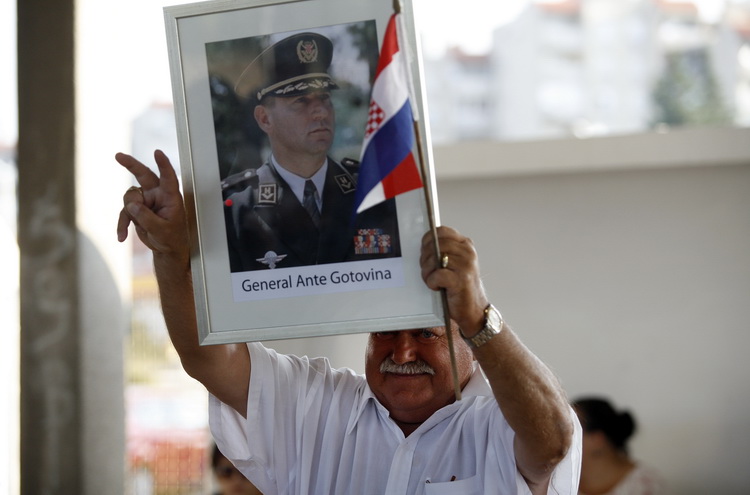 Zadar, 230911.
Hrvatski branitelji danas su krenuli prema Haagu, gdje ce u subotu odrzati mirni prosvjed kako bi uputili poruku Europi i svijetu. Pod motom Pravda je izgubila ravnotezu. Zadarski branitelji krenuli su s autobusnog kolodvora u Zadru u 8 sat