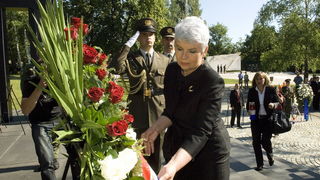 Zagreb,250611
Groblje Mirogoj.
Predsjednica Vlade RH Jadranka Kosor u povodu Dana drzavnosti polaze vijenac na spomen obiljezju Zid boli.
Foto: Zeljko Grgic / CROPIX
