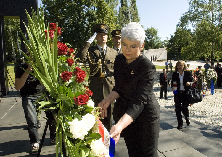 Zagreb,250611
Groblje Mirogoj.
Predsjednica Vlade RH Jadranka Kosor u povodu Dana drzavnosti polaze vijenac na spomen obiljezju Zid boli.
Foto: Zeljko Grgic / CROPIX