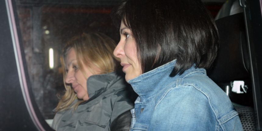 Sisak – Jucer oko 20 sati djelatnici PNUSKOK-a urucili su zupanici Merzel rjesenje o uhicenju, a nakon visesatne pretrage njezine obiteljske kuce na sisackom Zelenom brijegu u 2,20 sati izasli su s izuzetim dokumentima i odvezli zupanicu. Photo: Nikola Cu Sisak – Jucer oko 20 sati djelatnici PNUSKOK-a urucili su zupanici Merzel rjesenje o uhicenju, a nakon visesatne pretrage njezine obiteljske kuce na sisackom Zelenom brijegu u 2,20 sati izasli su s izuzetim dokumentima i odvezli zupanicu. Photo: Nikola Cu