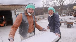 Mladi europski kipari stigli u Imotski, punom parom rade spomenik kultnom Mercedesu Mladi europski kipari stigli u Imotski, punom parom rade spomenik kultnom Mercedesu