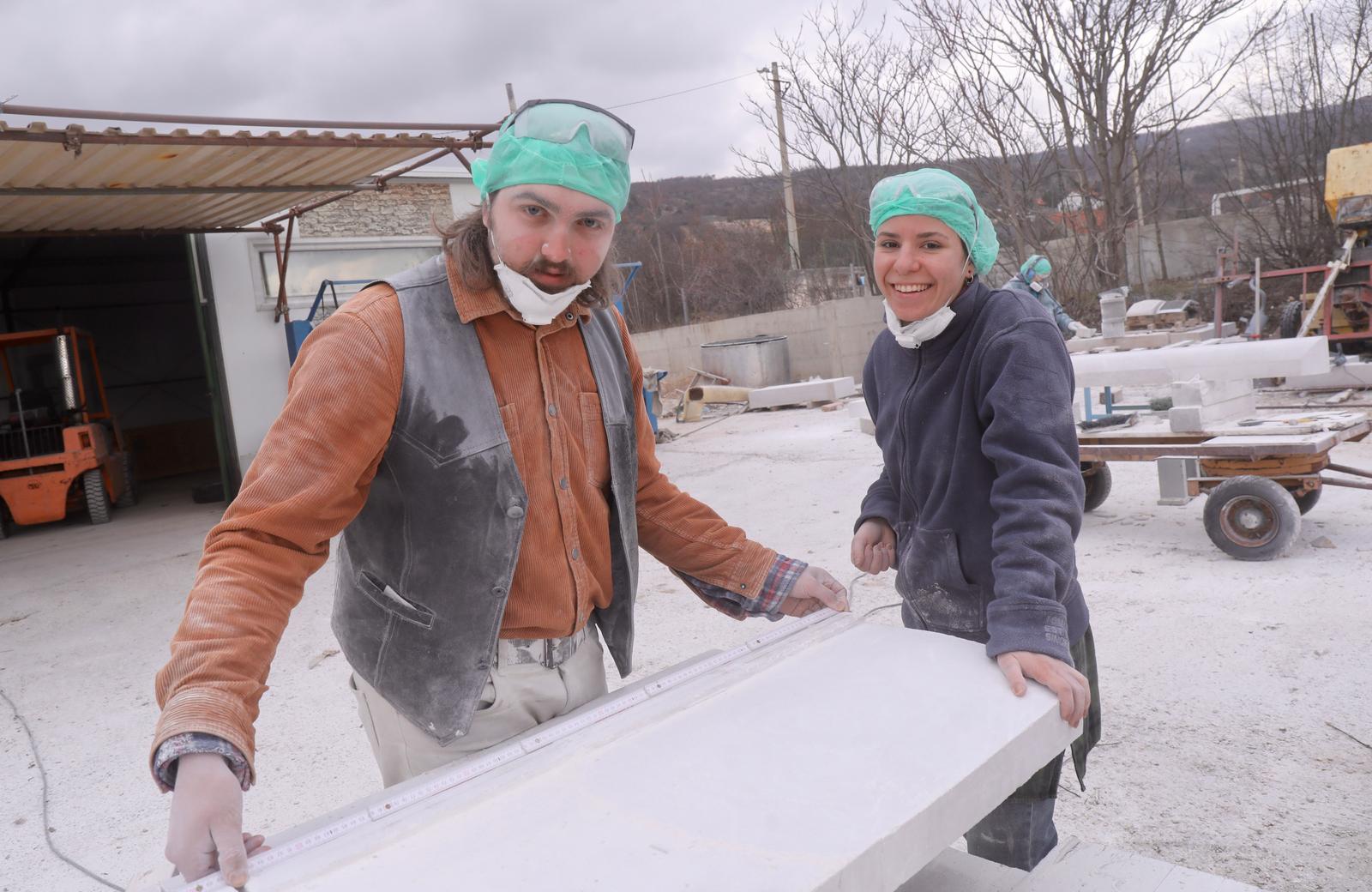 Mladi europski kipari stigli u Imotski, punom parom rade spomenik kultnom Mercedesu Mladi europski kipari stigli u Imotski, punom parom rade spomenik kultnom Mercedesu