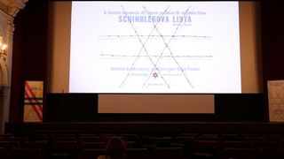 Osmi Festival zidovskog filma Zagreb – Festival tolerancije obiljezava 20. godisnjicu filma Schindlerova lista redatelja Stevena Spielberga, u kojem je posebni gost festivala Ralph Fiennes glumio nacistickog zlocinca Amona Goetha, a producirao ga je dire Osmi Festival zidovskog filma Zagreb – Festival tolerancije obiljezava 20. godisnjicu filma Schindlerova lista redatelja Stevena Spielberga, u kojem je posebni gost festivala Ralph Fiennes glumio nacistickog zlocinca Amona Goetha, a producirao ga je dire