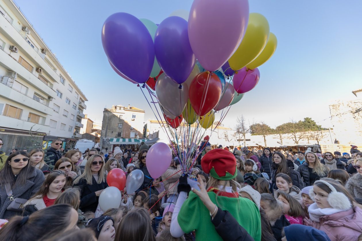 Dječji doček Nove godine na Božićnom gramofonu