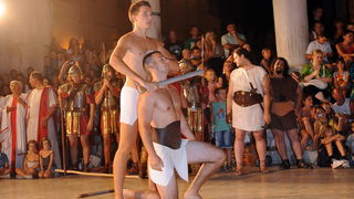 Split, 200812.
Tradicionalni “Dani Dioklecijana” koji se u Splitu uprilicuju zadnjih godina dozivljavaju svoju ekspanziju svake godine pa se tako i na vecerasnjoj manifestaciji zatvaranja natiskao prepun Peristil gdje se car Dioklecijan oprostio od svojih Split, 200812.
Tradicionalni “Dani Dioklecijana” koji se u Splitu uprilicuju zadnjih godina dozivljavaju svoju ekspanziju svake godine pa se tako i na vecerasnjoj manifestaciji zatvaranja natiskao prepun Peristil gdje se car Dioklecijan oprostio od svojih