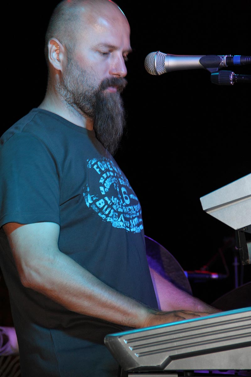 Na Stanovima se Kraljica mira slavi već preko 20 godina, a sinoćnjim misnim slavljem, procesijom i kasnije koncertom na školskom igralištu Stanarci su proslavili još jednu feštu. Koncert su održali grupa Dalmatico i Ivica Sikirić Ićo, foto: I. Perinčić Na Stanovima se Kraljica mira slavi već preko 20 godina, a sinoćnjim misnim slavljem, procesijom i kasnije koncertom na školskom igralištu Stanarci su proslavili još jednu feštu. Koncert su održali grupa Dalmatico i Ivica Sikirić Ićo, foto: I. Perinčić