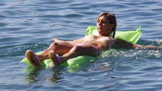 Makarska, 220810.
Dok je u SAD-u zakonom zabranjeno damama kupanje na plazi bez gornjeg dijela kostima, Hrvatska, srecom, nema takvih ogranicenja pa kupacice na makarskim plazama ponosno pruzaju podrsku borbi za jednakost spolova koju na danasnji datum p Makarska, 220810.
Dok je u SAD-u zakonom zabranjeno damama kupanje na plazi bez gornjeg dijela kostima, Hrvatska, srecom, nema takvih ogranicenja pa kupacice na makarskim plazama ponosno pruzaju podrsku borbi za jednakost spolova koju na danasnji datum p