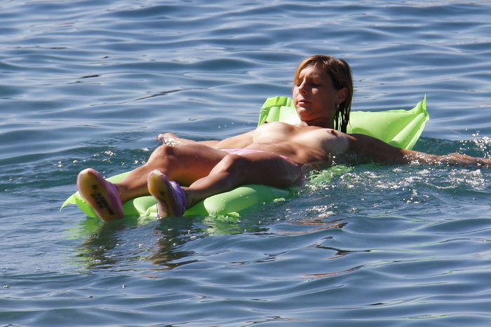 Makarska, 220810.
Dok je u SAD-u zakonom zabranjeno damama kupanje na plazi bez gornjeg dijela kostima, Hrvatska, srecom, nema takvih ogranicenja pa kupacice na makarskim plazama ponosno pruzaju podrsku borbi za jednakost spolova koju na danasnji datum p Makarska, 220810.
Dok je u SAD-u zakonom zabranjeno damama kupanje na plazi bez gornjeg dijela kostima, Hrvatska, srecom, nema takvih ogranicenja pa kupacice na makarskim plazama ponosno pruzaju podrsku borbi za jednakost spolova koju na danasnji datum p