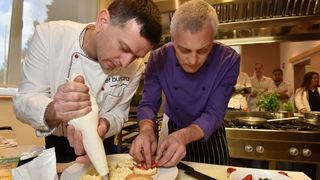 Zadar – Na prezentaciji u Impact centru Kuhar Renato Kraljev pripremao je zajedno s ucenicima tri slana i tri slatka jela s jagodama. Projektom se zeli povecati interes za uzgoj i konzumaciju jagoda u Zadarskoj zupaniji. Photo: Dino Stanin/PIXSELL Autor