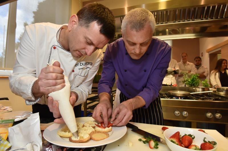 Zadar – Na prezentaciji u Impact centru Kuhar Renato Kraljev pripremao je zajedno s ucenicima tri slana i tri slatka jela s jagodama. Projektom se zeli povecati interes za uzgoj i konzumaciju jagoda u Zadarskoj zupaniji. Photo: Dino Stanin/PIXSELL Autor