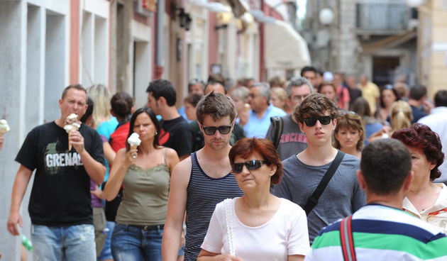 Zadar, 050711.
Oblacno i kisovito vrjeme posluzilo je turistima  da kupanje zamjene razgledavanjem pa je tako na zadarskom poluotoku zavladala guzva.
Foto : Andrija Lucic / cropix