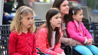 Kazališna udruga “Igrajmo se” predstavila je dramsku igru “Coffee to go” u atriju Gradske knjižnice Zadar