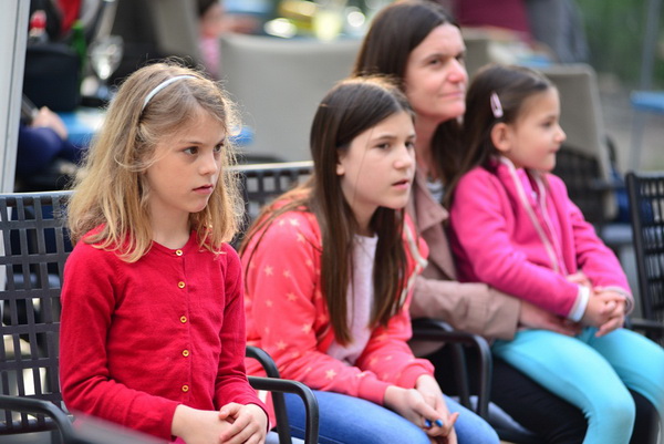 Kazališna udruga “Igrajmo se” predstavila je dramsku igru “Coffee to go” u atriju Gradske knjižnice Zadar