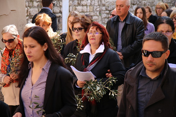 Cvjetnica 20. ožujka 2016: Nakon blagoslova maslinovih grančica, nadbisku Želimir Puljić predvodio je procesiju do katedrale sv. Stošije gdje je služio misno slavlje na kojem se pjevala Muka našeg Gospodina Cvjetnica 20. ožujka 2016: Nakon blagoslova maslinovih grančica, nadbisku Želimir Puljić predvodio je procesiju do katedrale sv. Stošije gdje je služio misno slavlje na kojem se pjevala Muka našeg Gospodina