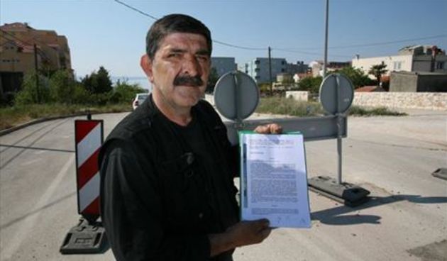 Ante Šušnjar sa sporazumom koji je sklopio s gradom, foto: Božo Vukičević / Cropix