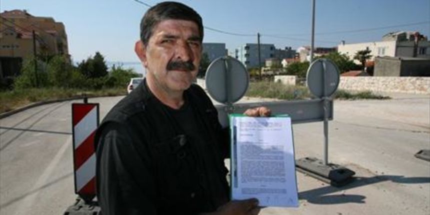 Ante Šušnjar sa sporazumom koji je sklopio s gradom, foto: Božo Vukičević / Cropix