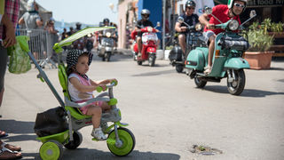Spektakularni defile vespaša, foto: Vinko Pešić Spektakularni defile vespaša, foto: Vinko Pešić