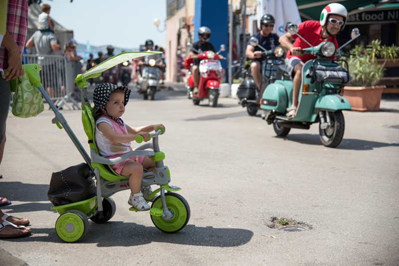 Spektakularni defile vespaša, foto: Vinko Pešić Spektakularni defile vespaša, foto: Vinko Pešić