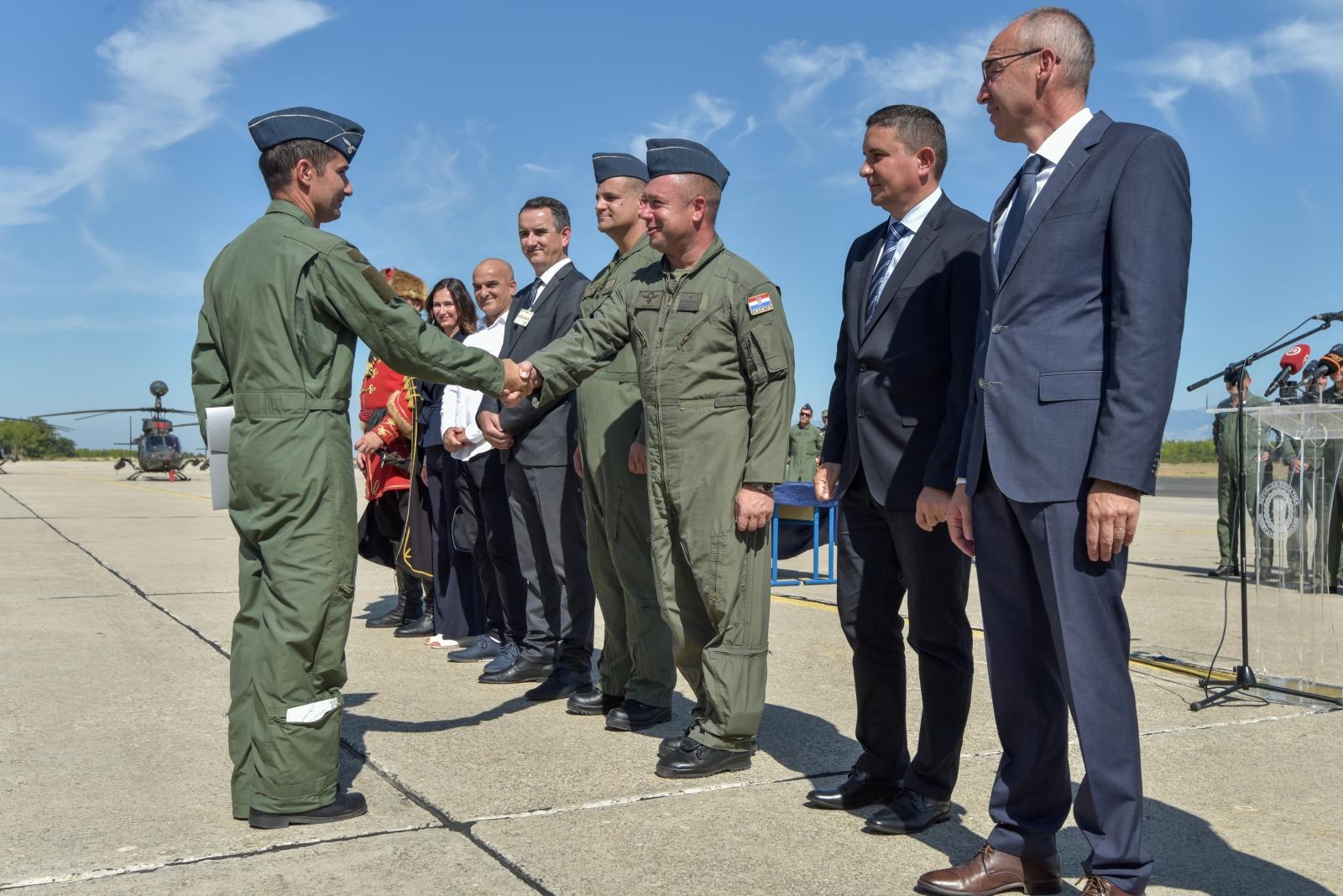 Svečanost povodom završetka obuke pilota na helikopterima OH-58D Kiowa Warrior Svečanost povodom završetka obuke pilota na helikopterima OH-58D Kiowa Warrior