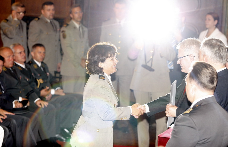 Zagreb, 020811.
Stanciceva ulica.
Ministarstvo obrane.
Podjela priznjanja i promaknuca hrvatskim casnicima povodom obiljezavanja akcije oluja.
Odlikovanja i promaknuca podjelio je predsjednik Ivo Josipovic.
Foto: Goran Mehkek / Cropix