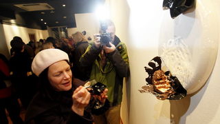 Pula, 281211.
U galeriji Makina otvorena je izlozba jestivih slastica povodom skorog otvorenja butika slastica “Skatulica by Stare Uzance” vlasnika Sandra Francula i Sanje Rakic Francula. Izlozene kolace posjetitelji su mogli kusati pa je sama izlozba nak