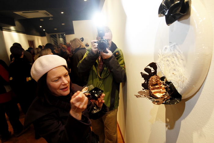 Pula, 281211.
U galeriji Makina otvorena je izlozba jestivih slastica povodom skorog otvorenja butika slastica “Skatulica by Stare Uzance” vlasnika Sandra Francula i Sanje Rakic Francula. Izlozene kolace posjetitelji su mogli kusati pa je sama izlozba nak