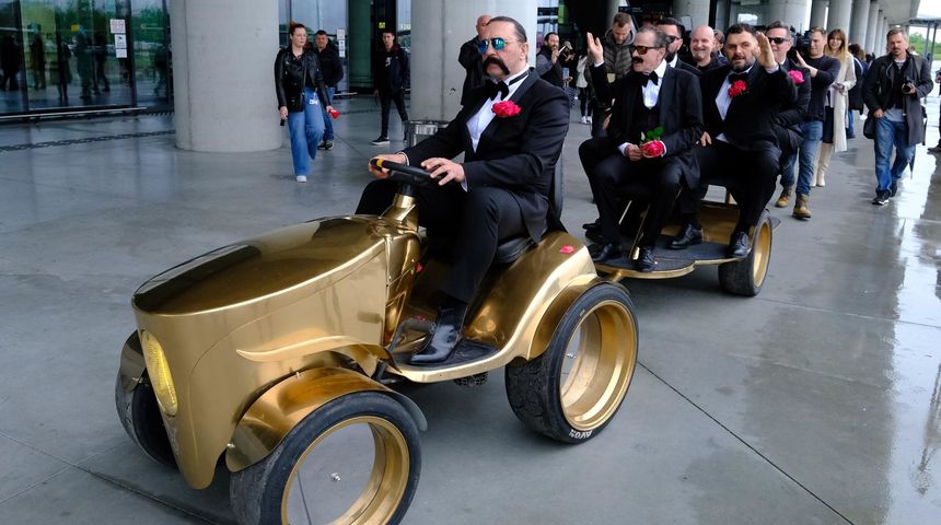 Grupa Let 3 sletjela je u Zracnu luku Franjo Tudjman nakon sto je sinoc zauzela 13. mjesto na Pjesmi Eurovizije u Liverpoolu. Damir Martinovic Mrle, Zoran Prodanovic Prlja Grupa Let 3 sletjela je u Zracnu luku Franjo Tudjman nakon sto je sinoc zauzela 13. mjesto na Pjesmi Eurovizije u Liverpoolu. Damir Martinovic Mrle, Zoran Prodanovic Prlja